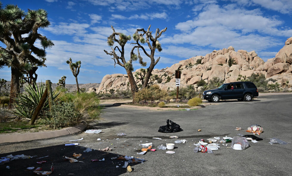 Des déchets le long d'une route dans le parc national de Joshua Tree, en Californie, le 10 octobre, après que la paralysie fédérale a mis la grande majorité des 'rangers' chargés de leur maintien au chômage technique