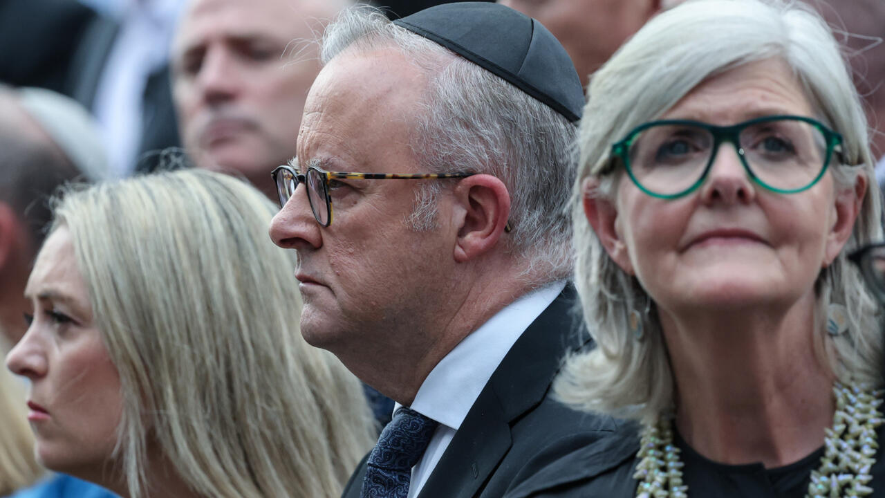 الأستراليون يقفون دقيقة صمت حدادا على الضحايا بعد أسبوع على مأساة شاطىء بونداي