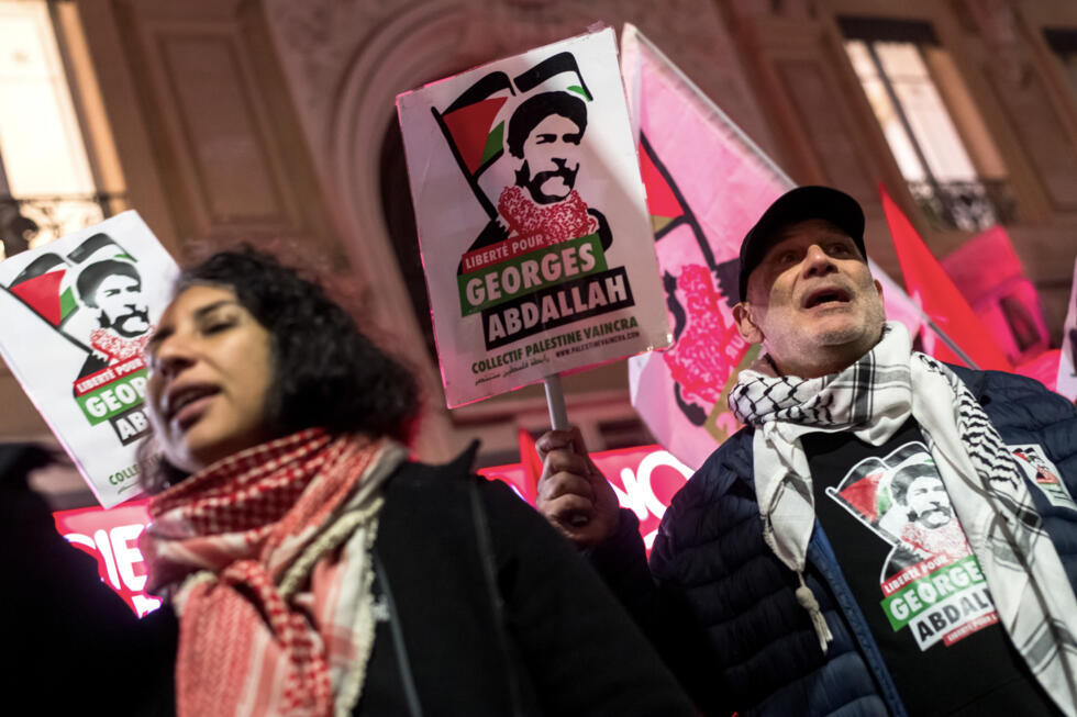 Des manifestants brandissent une pancarte lors d'un rassemblement pour la libération du Libanais Georges Abdallah à Toulouse dans le sud de la France, le 19 décembre 2024.