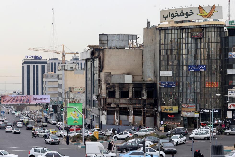 Un bâtiment incendié et détruit lors des manifestations à Téhéran, le 19 janvier 2026 en Iran.