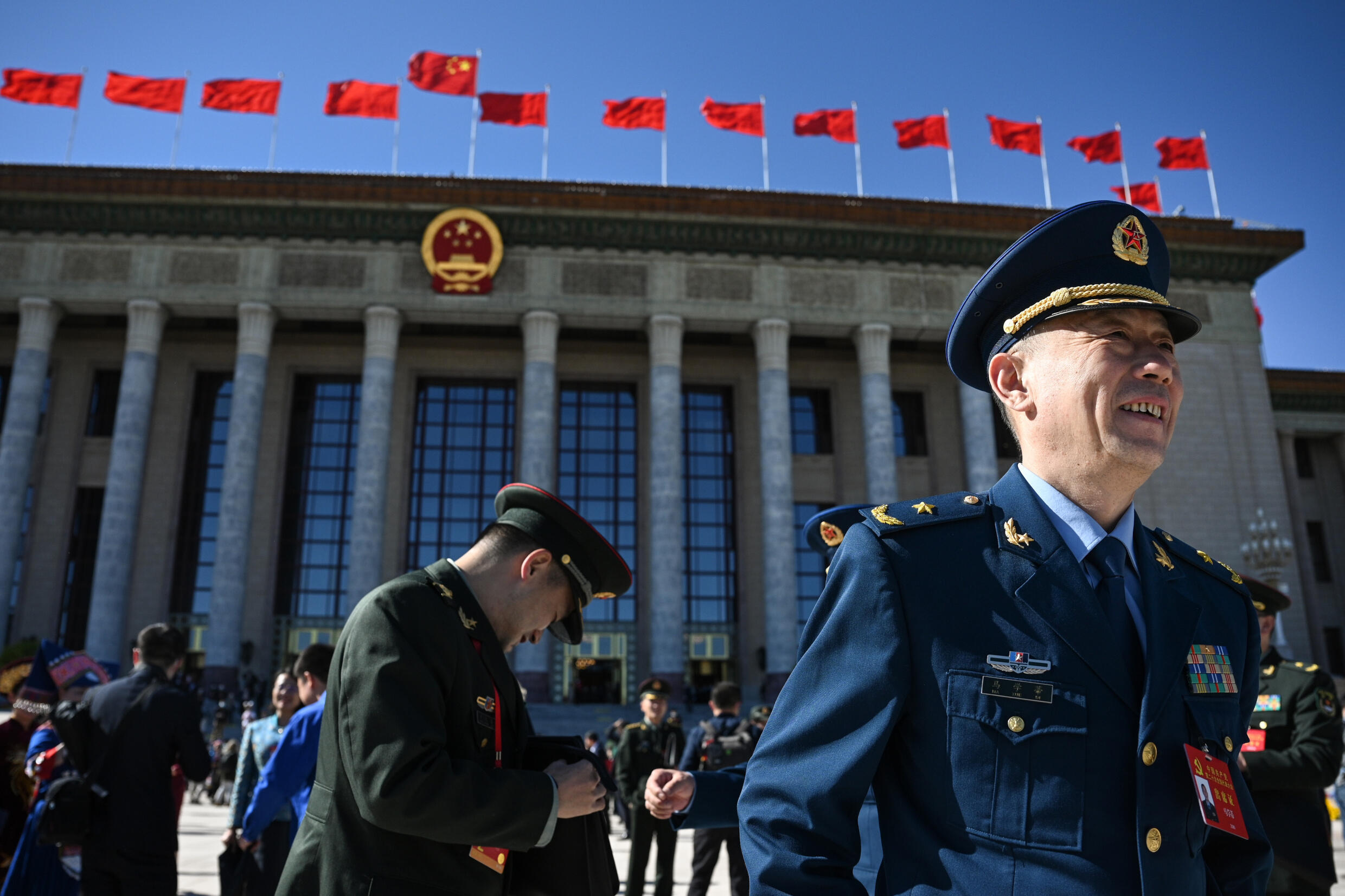 Réactions des délégués après la cérémonie de clôture du XXe Congrès du Parti communiste au Grand Palais du Peuple à Pékin