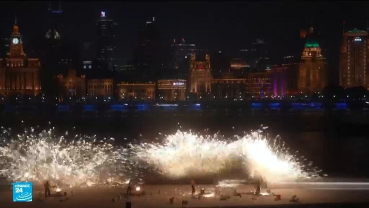 نثر الحديد المنصهر من أشهر تقاليد الاحتفال بالسنة القمرية في شنغهاي