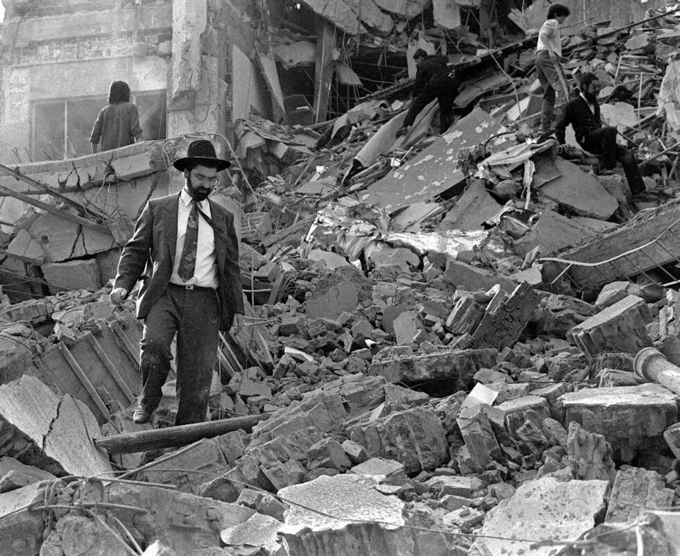 Des personnes dans les décombres après l'explosion d'une bombe à la mutuelle juive Amia à Buenos Aires, le 18 juillet 1994 en Argentine