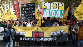 Διαδηλωτές διαδηλώνουν κατά της συμφωνίας ελεύθερων συναλλαγών ΕΕ-Mercosur στο Παρίσι στις 14 Οκτωβρίου 2025.