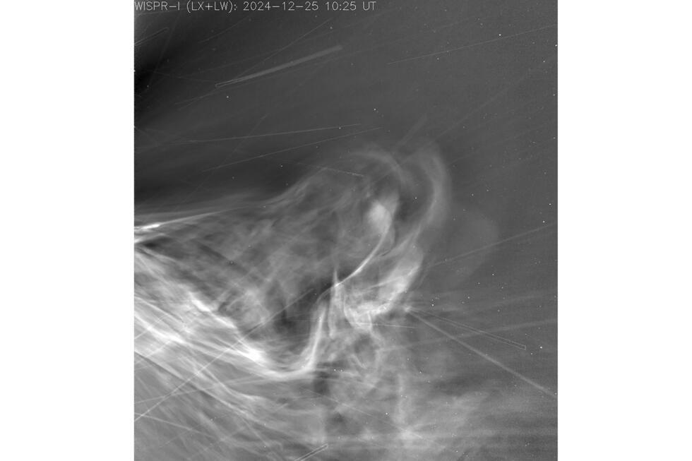 Une image fournie par la Nasa le 15 juillet 2025, prise par la sonde Parker pendant son approche record du Soleil en décembre 2024, montre le vent solaire s'échappant de la surface de l'astre
