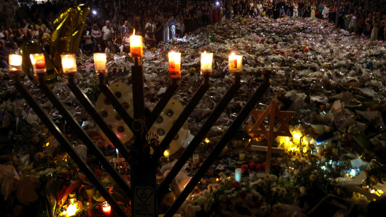 الأستراليون يحيون ذكرى 15 ضحية بعد أسبوع على مأساة شاطىء بونداي