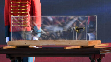 Foto de la espada del libertador Simón Bolívar tomada mientras el nuevo presidente de Colombia, Gustavo Petro, pronuncia un discurso durante su ceremonia de inauguración, en la Plaza Bolívar de Bogotá, el 7 de agosto de 2022.
