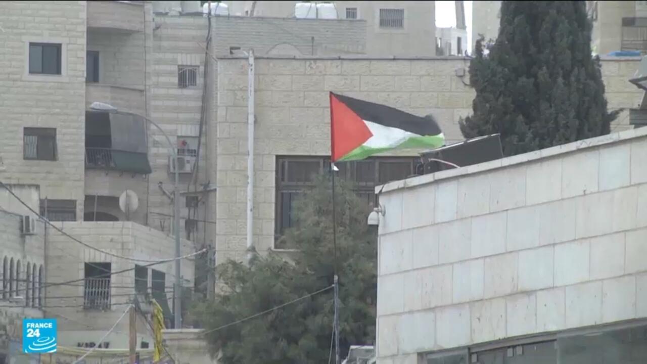 الضفة الغربية: سكان مخيم شعفاط يعانون ظروفا صعبة جراء وقف خدمات "الأونروا"