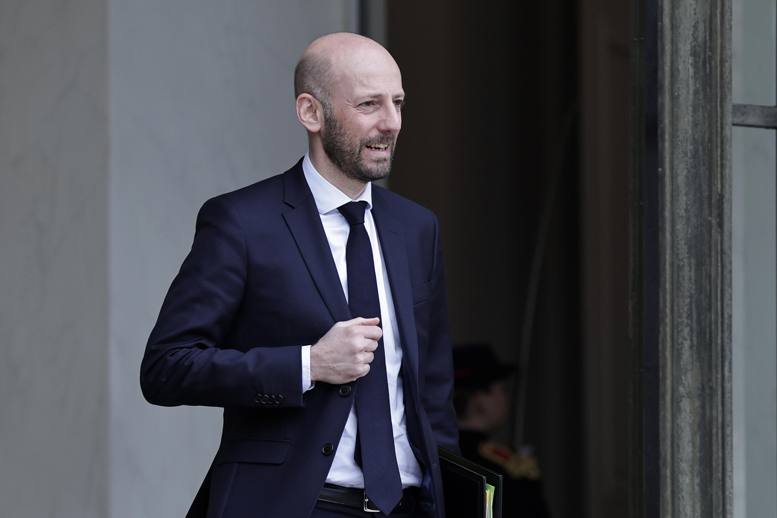 Le ministre de la Fonction publique, Stanislas Guerini, quitte l'Elysée après la réunion hebdomadaire du cabinet, le 6 mars 2024
