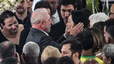 Le président brésilien Lula présente ses condoléances à la veuve de Pelé, Marcia Aoki, le 3 janvier 2023, à Santos.