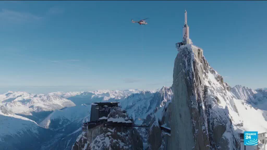 Chamonix : une barrière de l'Aiguille du Midi restaurée, un chantier vertigineux