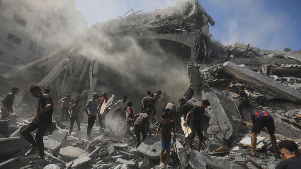 Palestinos buscan entre los escombros de un edificio destruido en un ataque militar israelí en la Ciudad de Gaza, el 14 de septiembre de 2025.