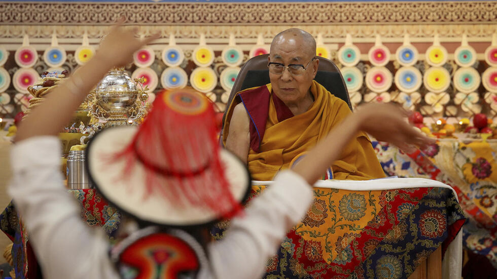 El líder espiritual tibetano, el Dalai Lama , asiste a una ceremonia para celebrar su 90 cumpleaños, según el calendario lunar tibetano, en el templo Tsuglagkhang en Dharamshala, India, el 30 de junio de 2025.