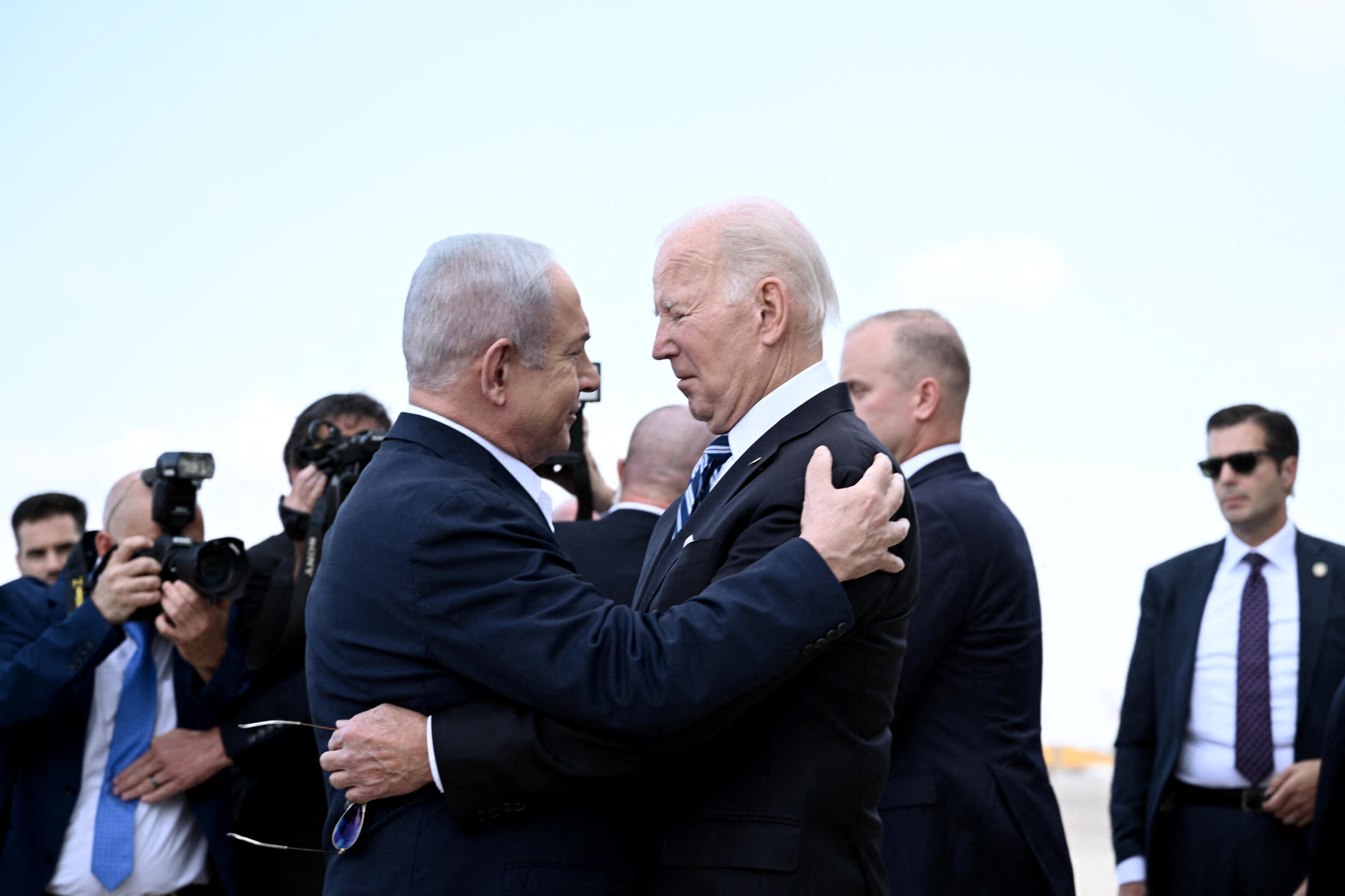 Le Premier ministre israélien Benjamin Netanyahu (G) accueille le président américain Joe Biden à son arrivée à l'aéroport Ben Gourion de Tel Aviv, le 18 octobre 2023,