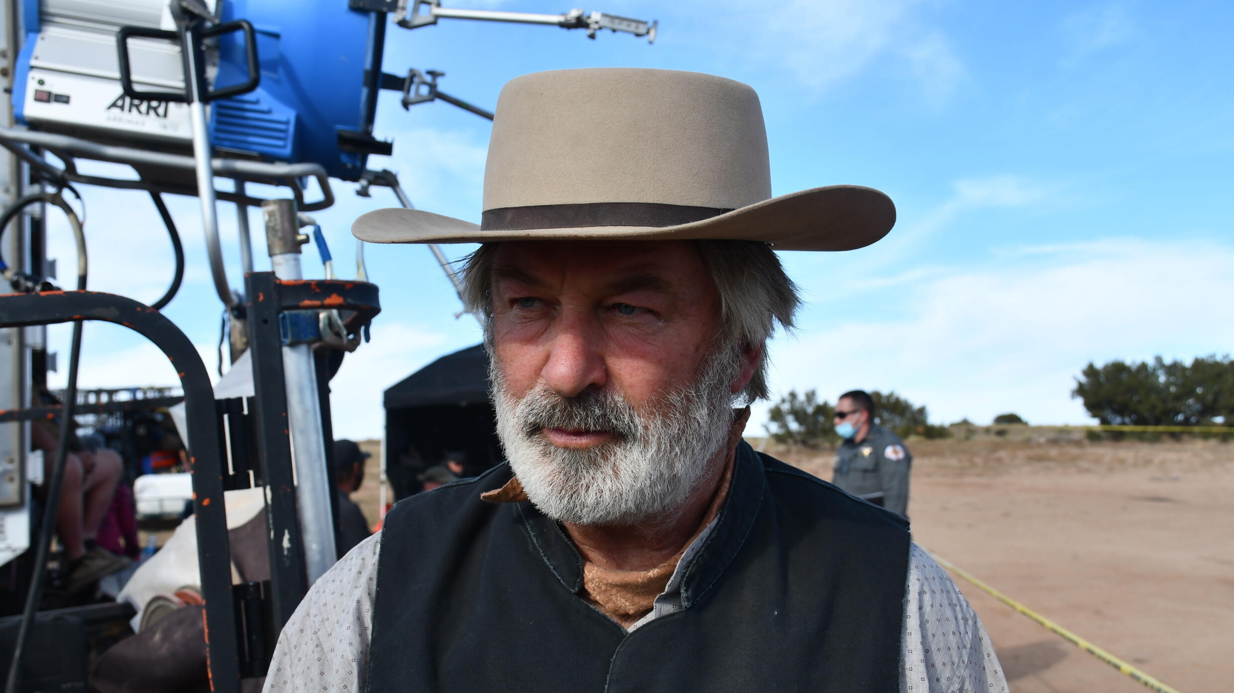Photo diffusée le 25 avril 2022 par le bureau du shérif du comté de Santa Fe, de l'acteur Alec Baldwin sur le tournage du film "Rust", le 21 octobre 2021 au Nouveau-Mexique