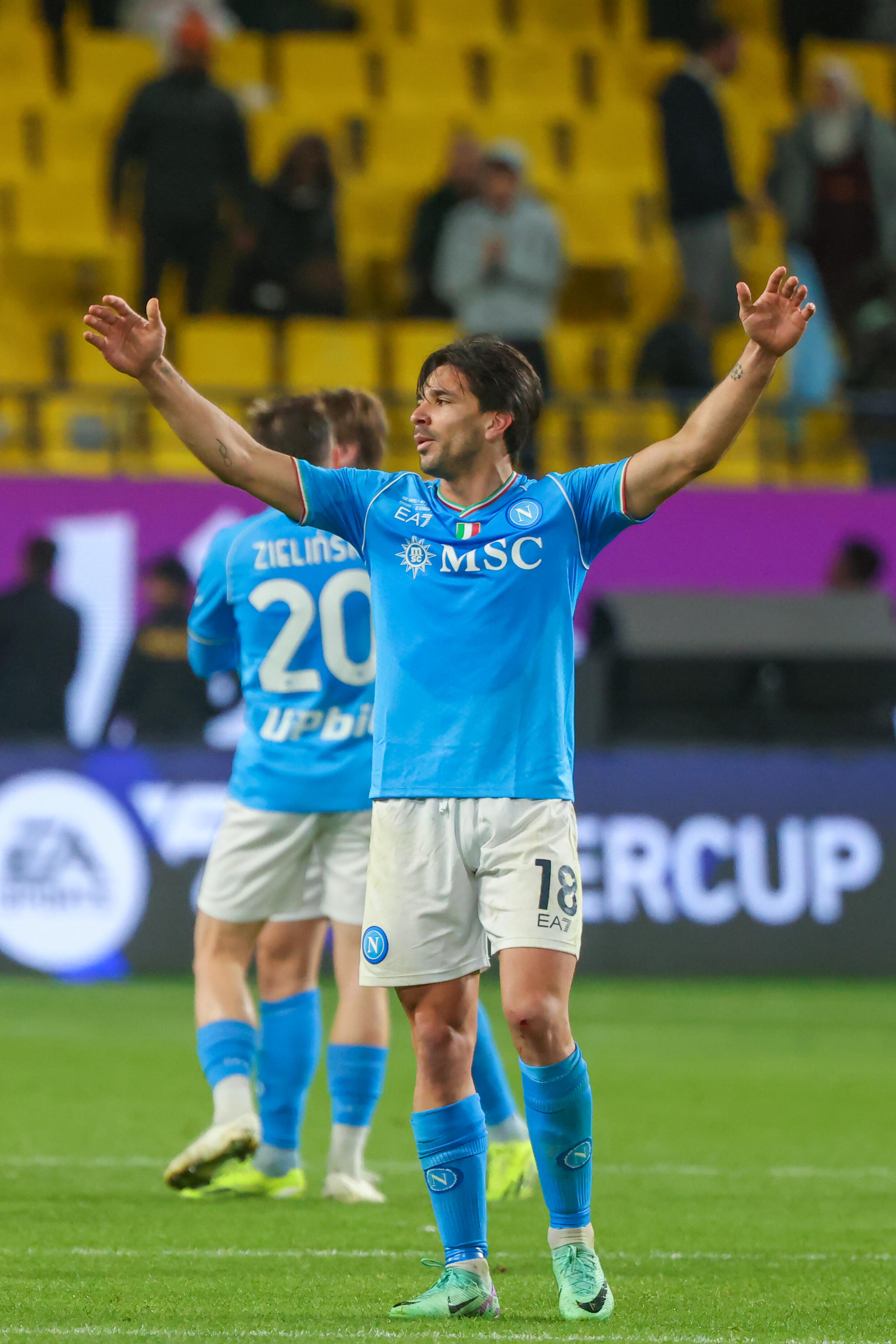 El delantero argentino del Nápoles, Giovanni Simeone, celebra después de que su equipo venció la semifinal de la Supercopa de Italia contra la Florentina, en el estadio Al-Awwal Park de Riad el 18 de enero de 2024.