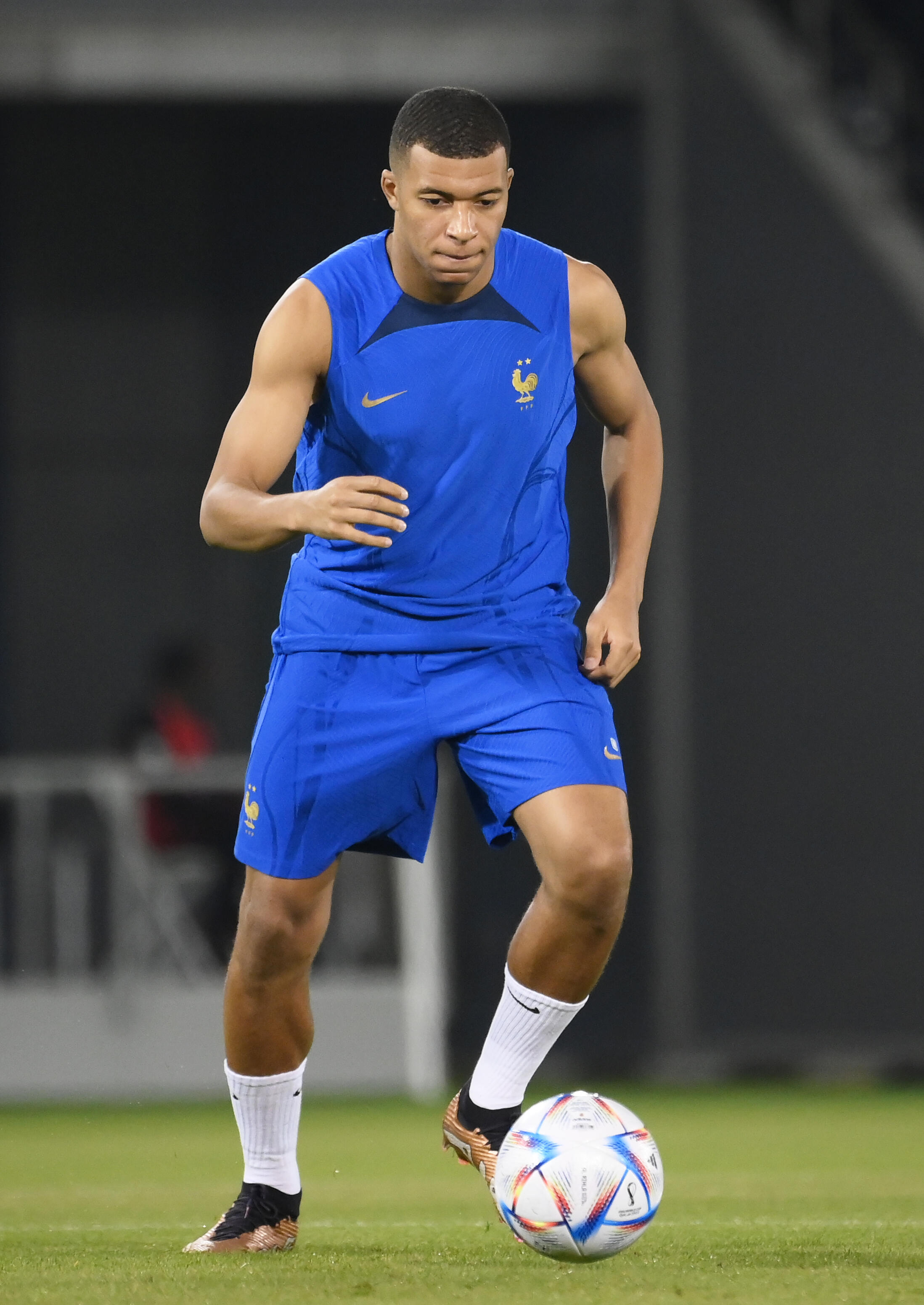 El delantero francés Kylian Mbappe en un entrenamiento en Doha, 25 de noviembre de 2022