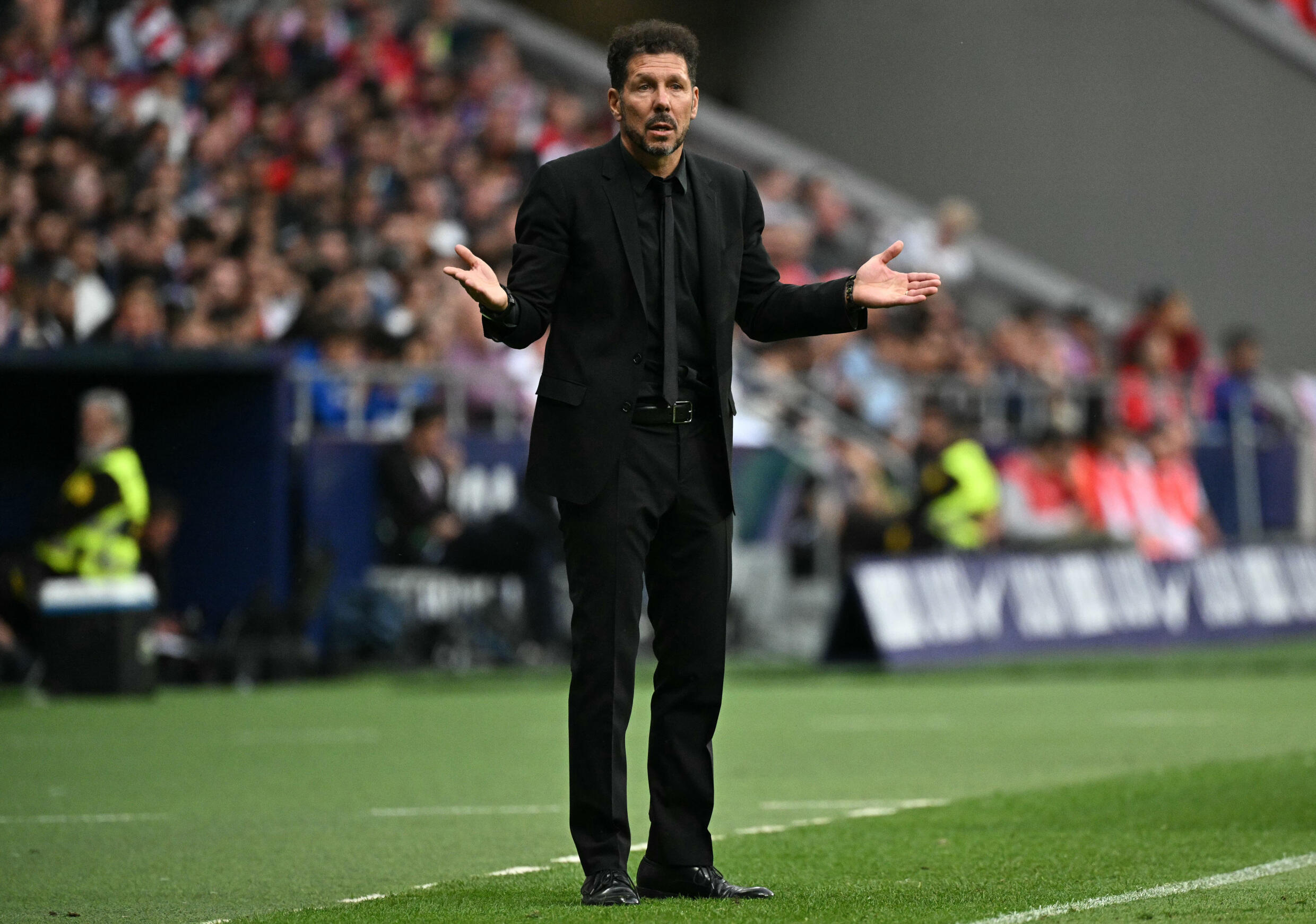 El entrenador argentino del Atlético de Madrid, Diego Simeone, dirige un encuentro de su equipo desde la zona técnica del estadio Metropolitano en Madrid el 19 de mayo de 2024.