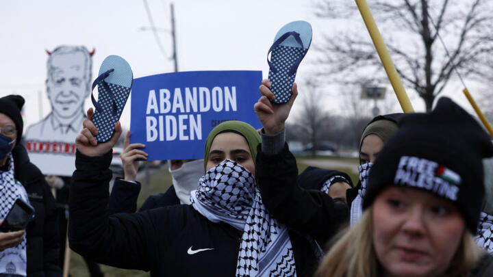Des manifestantes soutenant les Palestiniens rassemblées à proximité du bâtiment où le président américain Joe Biden rencontrait des membres du syndicat automobile UAW, le 1er février 2024, à Warren,