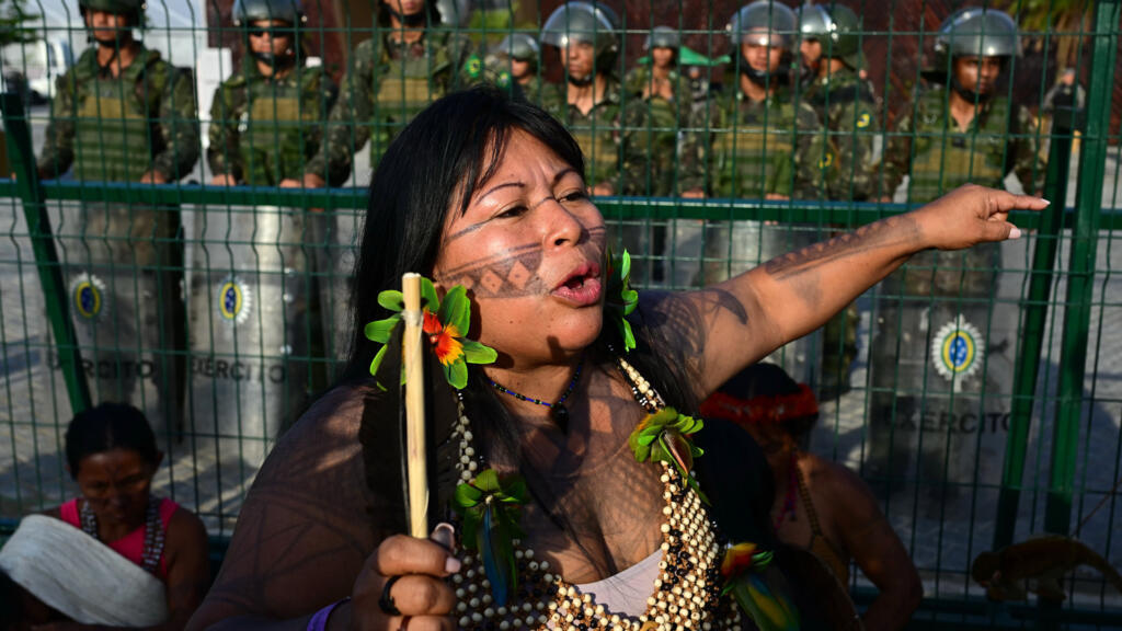 البرازيل: سكان أصليون يحتجون خلال "كوب 30" ضد مشروع سكة حديد يمر بغابات الأمازون