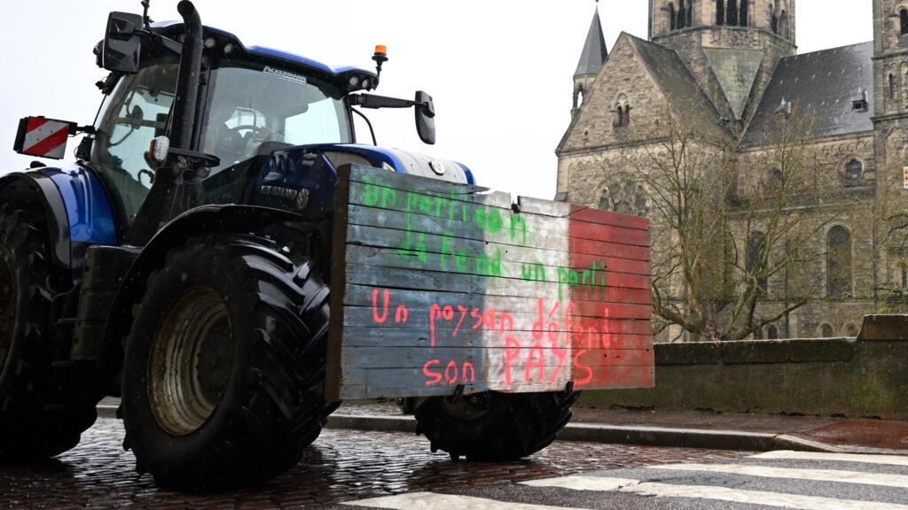 French farmers drive tractors into Paris to protest EU-Mercosur trade deal插图