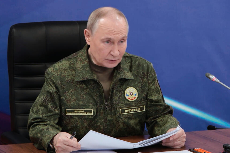 En esta imagen tomada de un vídeo proporcionado por el Servicio de Prensa Presidencial Ruso el domingo 28 de diciembre de 2025, el presidente ruso Vladimir Putin habla durante su visita a uno de los puestos de mando del Grupo Conjunto de las Fuerzas Rusas en un lugar no revelado.