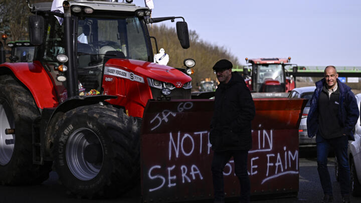 Le président du principal syndicat agricole, la FNSEA, Arnaud Rousseau, arrive pour s'adresser aux agriculteurs qui manifestent lors d'un blocage de l'autoroute A16, le 28 janvier 2024.