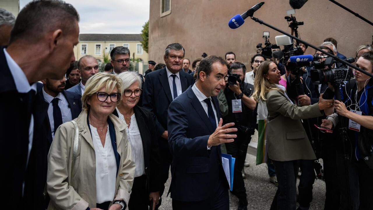 Budget : Sébastien Lecornu annonce qu'il renonce à la suppression de deux jours fériés
