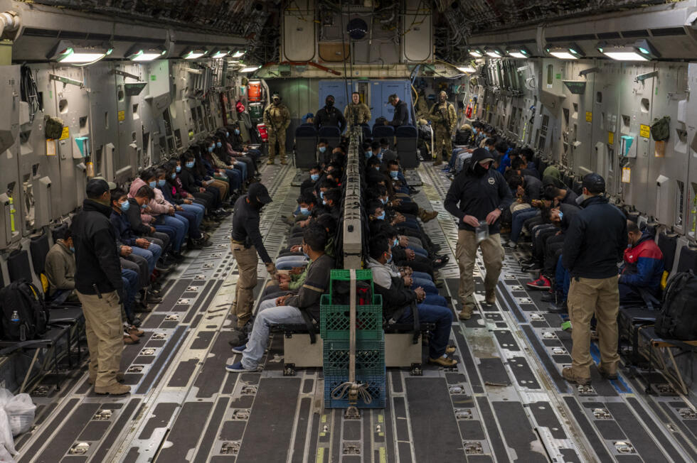 Des migrants sans papiers attendant le décollage pour un vol d'éloignement, à l'aéroport international de Tucson, en Arizona, le 23 janvier 2025.