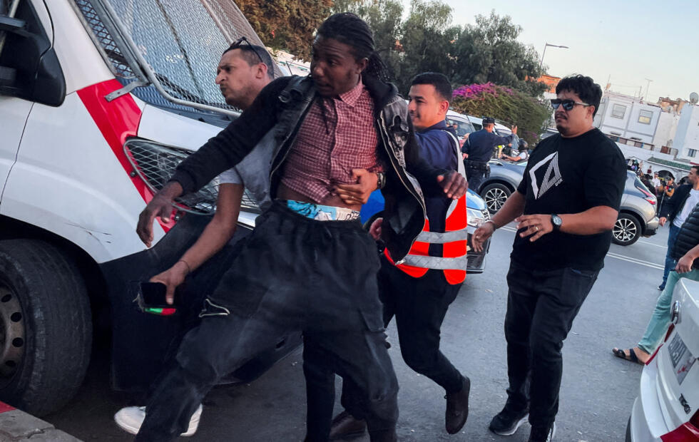 Agentes del orden detienen a un manifestante mientras el país vive el cuarto día consecutivo de manifestaciones lideradas por jóvenes que exigen mejor educación y atención médica, en Rabat, Marruecos, el 30 de septiembre de 2025.