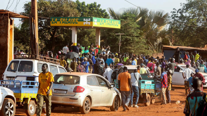  People gather at a petrol station in Bamako, Mali, November 1, 2025, amid ongoing fuel shortages caused by a blockade imposed by al Qaeda-linked insurgents in early September.