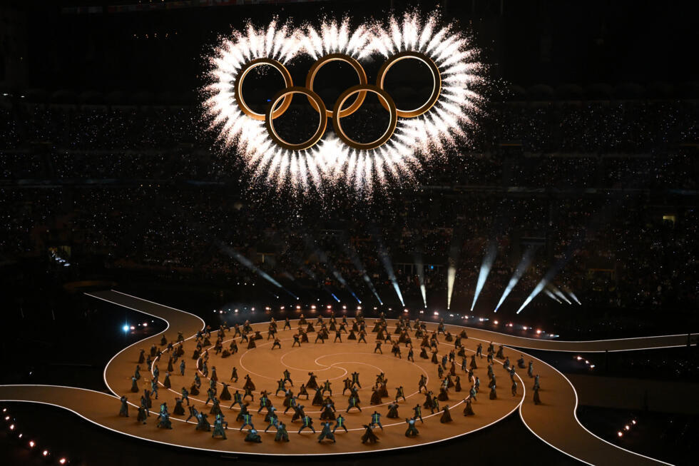 De Olympische Ringen worden boven dansers onthuld tijdens de openingsceremonie van de Olympische Winterspelen van Milano Cortina 2026 in het San Siro-stadion in Milaan, Noord-Italië, op 6 februari 2026. 