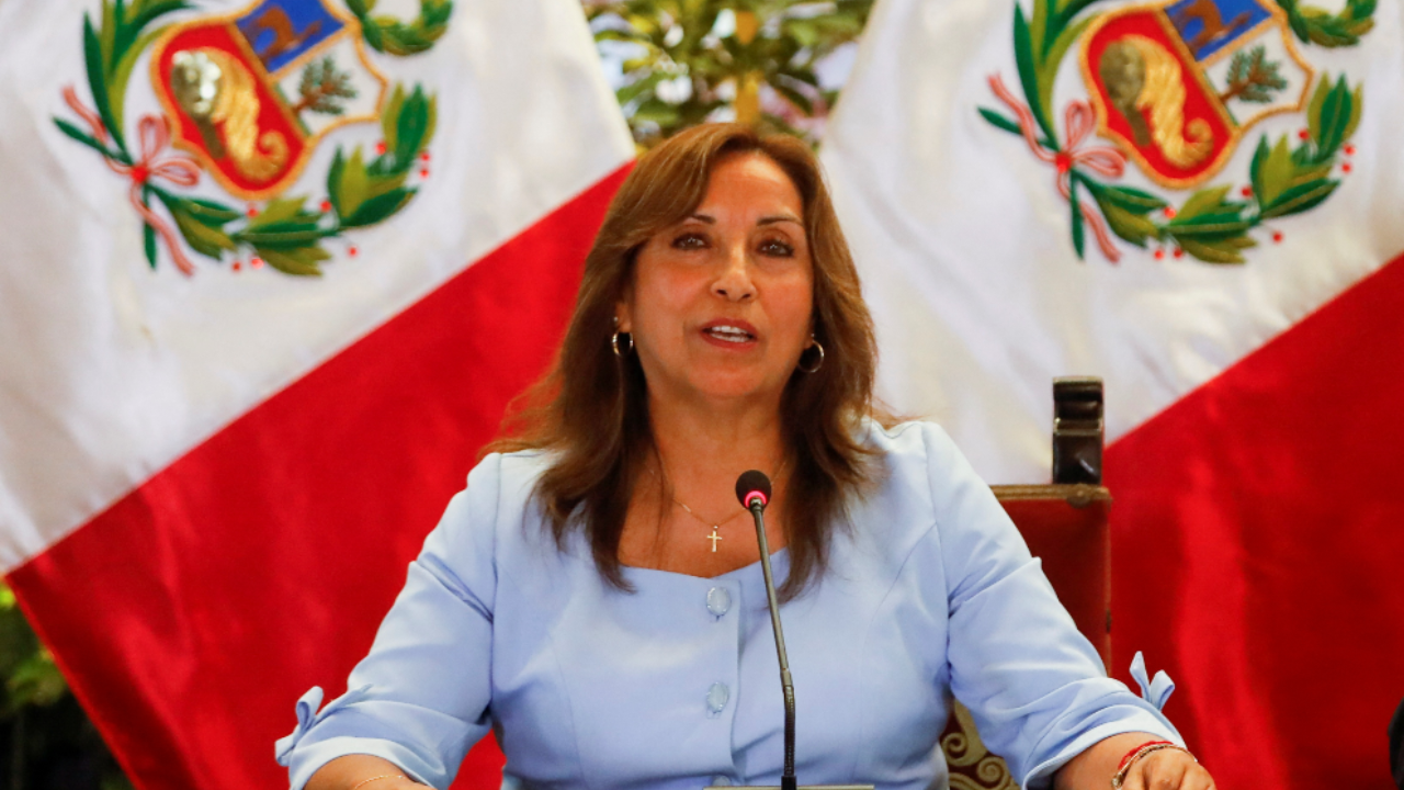 La presidenta de Perú, Dina Boluarte, se dirige a los medios de comunicación, en Lima, Perú 10 de febrero de 2023.