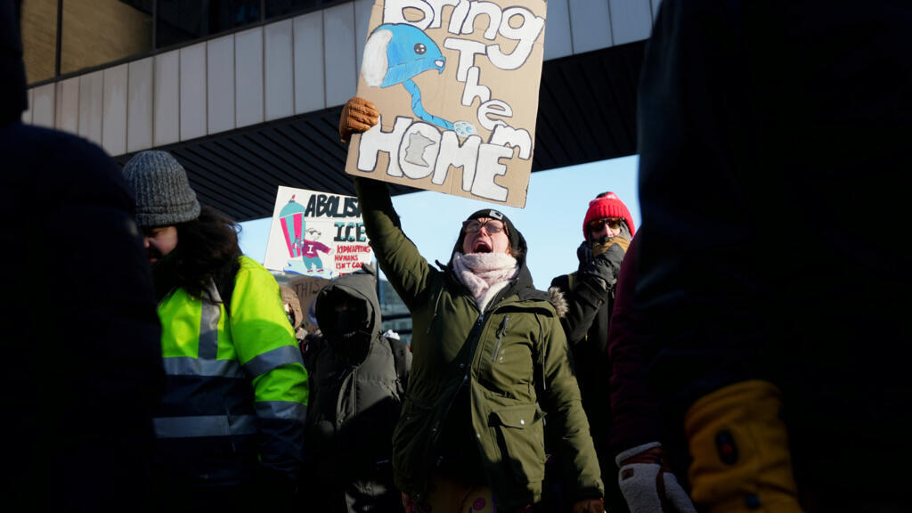 الآلاف يحتجون ضد حملة الهجرة الأمريكية واحتجاز الأطفال