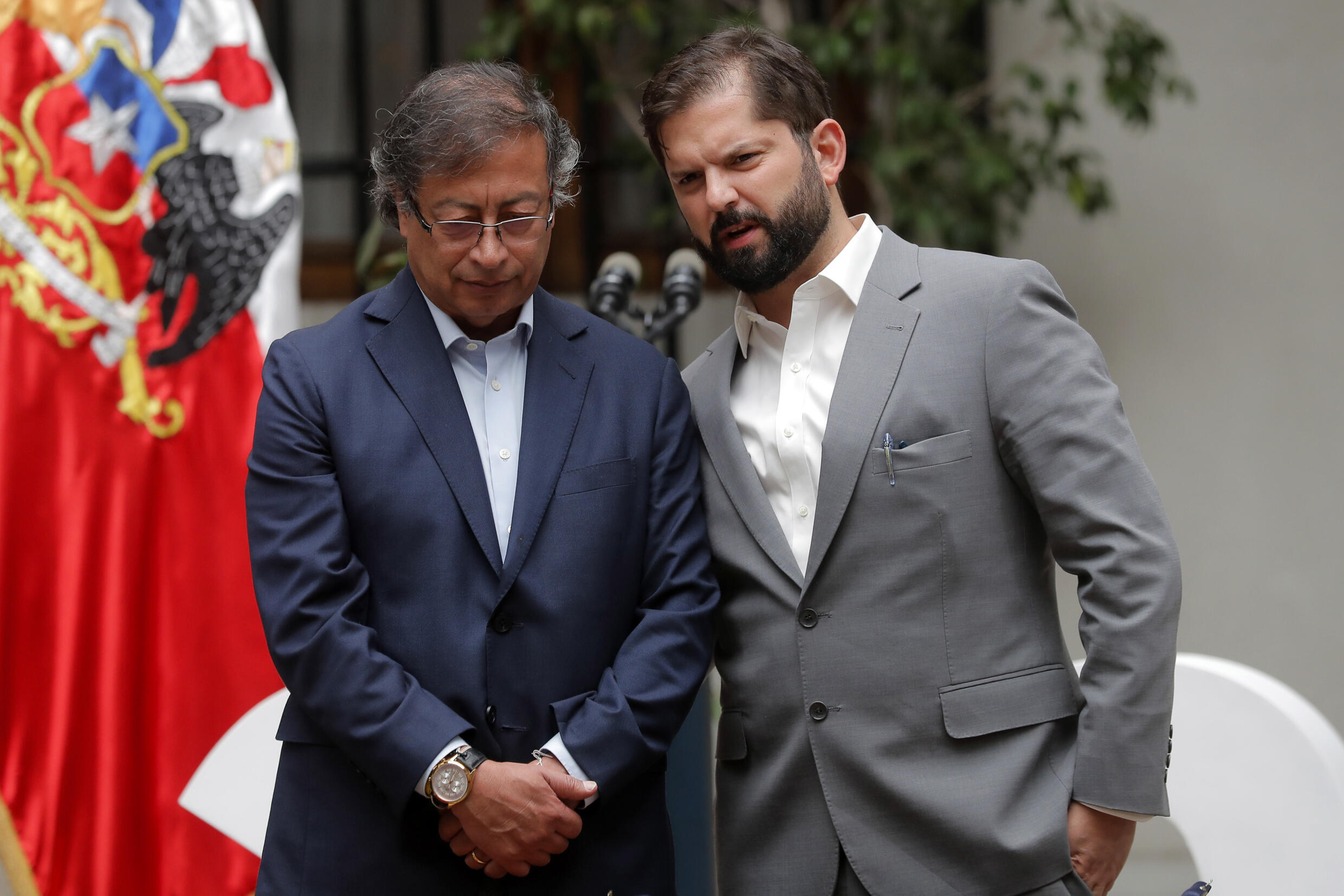 Foto de archivo del 9 de enero de 2023 muestra al presidente de Chile Gabriel Boric (D) hablando con su homólogo colombiano Gustavo Petro (I) en Santiago