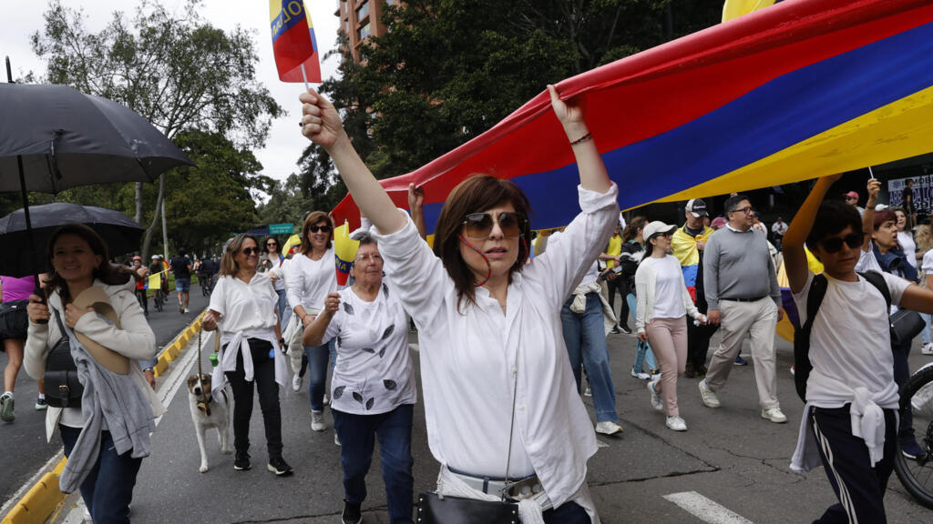 Marchas en Colombia condenan el atentado contra Uribe Turbay, aún en estado crítico