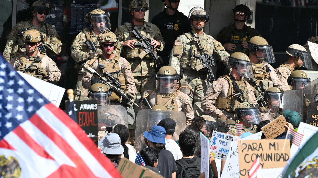 Archivo: infantes de Marina, la Guardia Nacional de California y la policía de EE. UU. montan guardia en las escaleras del Edificio Federal el 14 de junio de 2025 en Los Ángeles, mientras los manifestantes de la manifestación "Sin Reyes" llegaban a la zona.