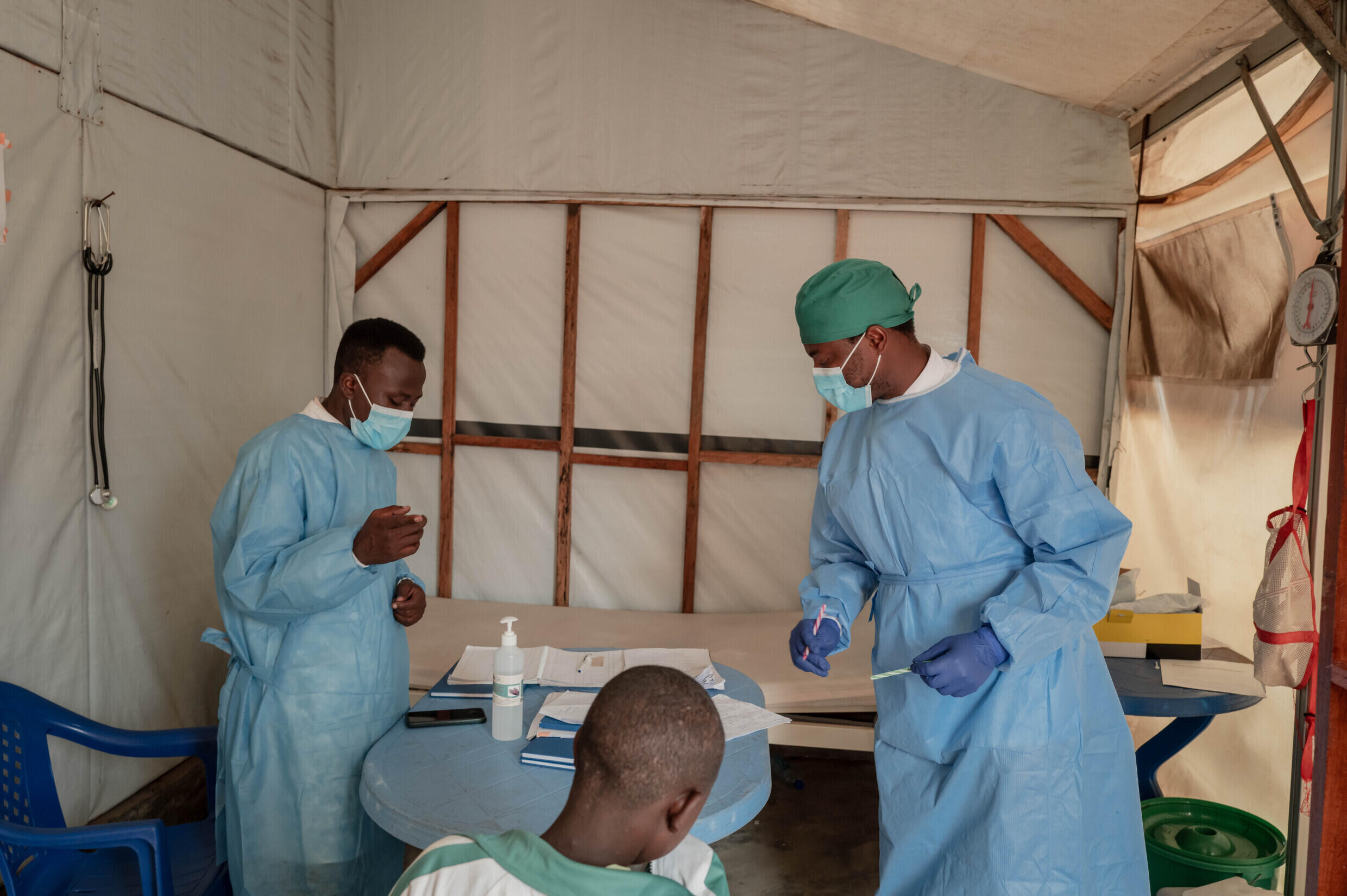 Des agents de santé collectent des échantillons pour les tester au centre de traitement du mpox à l'hôpital général de Nyiragongo, au nord de Goma (République démocratique du Congo), le 17 août 2024.