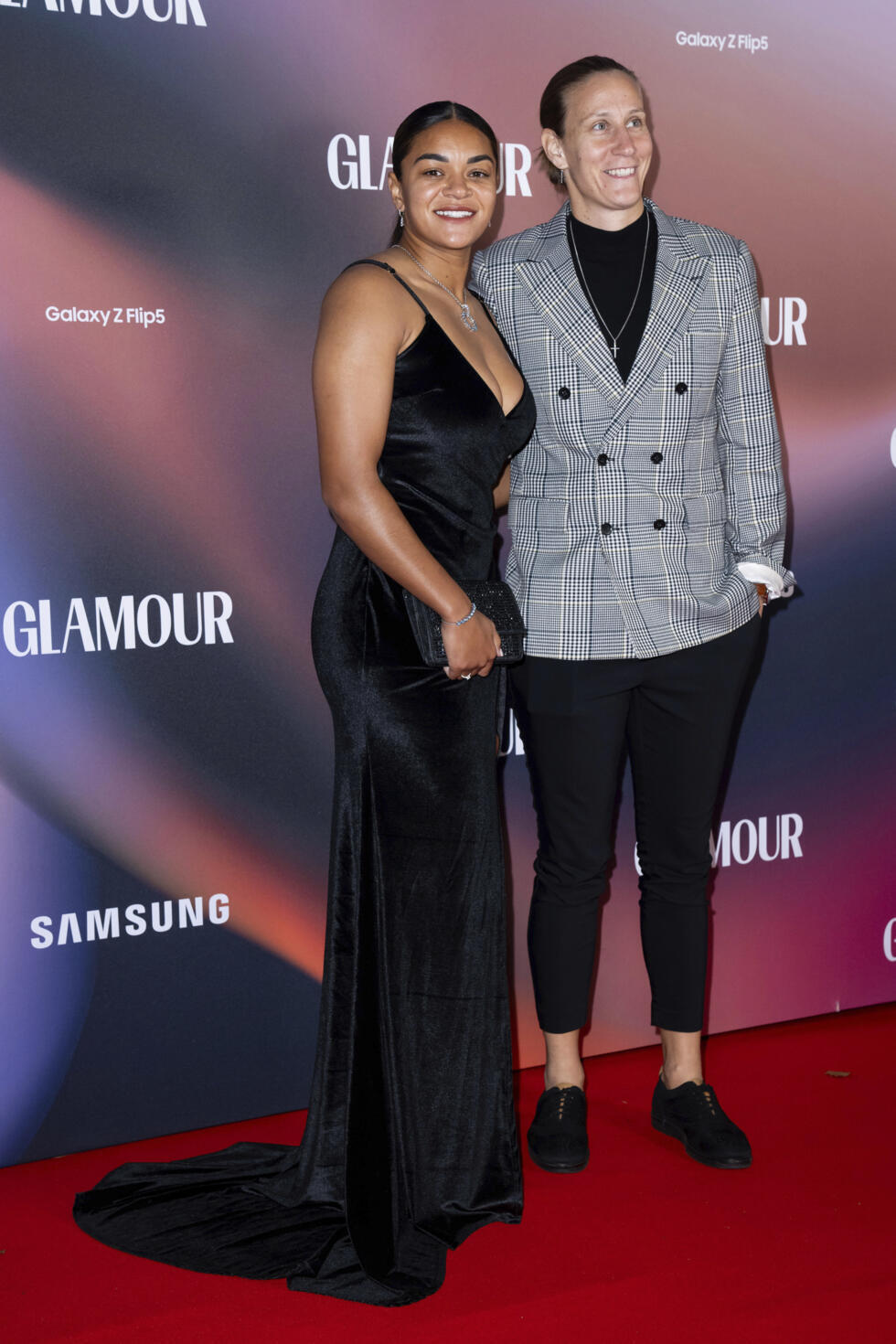 Jess Carter, à gauche, et Ann-Katrin Berger posent pour les photographes à leur arrivée aux Glamour Women of the Year Awards 2023, le mardi 17 octobre 2023 à Londres.