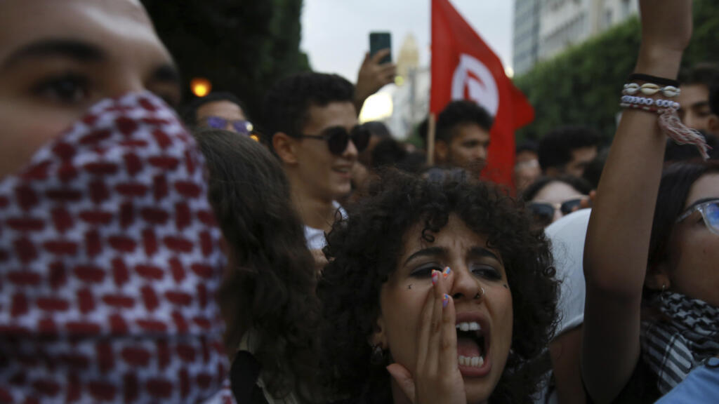 "صرخة فزع"... منظمات حقوقية تونسية تحذر من تراجع الحريات المدنية بعد تعليق أنشطة بعضها