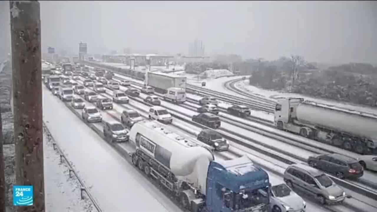 ازدحام مروري خانق وتعطل شبكة حافلات النقل في باريس بسبب تساقط الثلوج