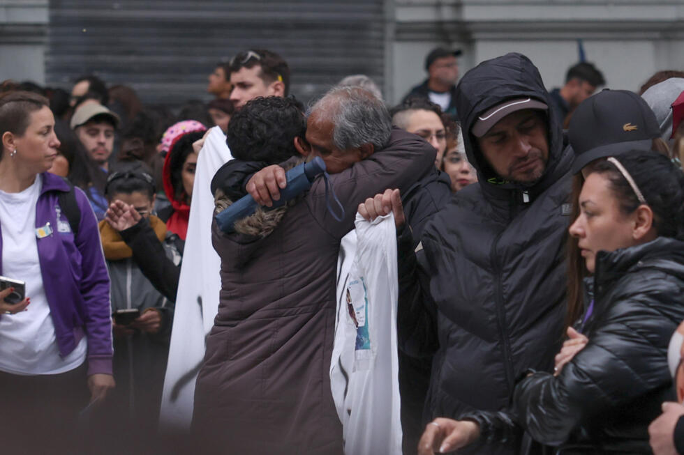 Personas participan en una manifestación este sábado, por el feminicidio de Brenda Loreley Del Castillo, Morena Verdi y Lara Morena Gutiérrez, en Buenos Aires (Argentina).
