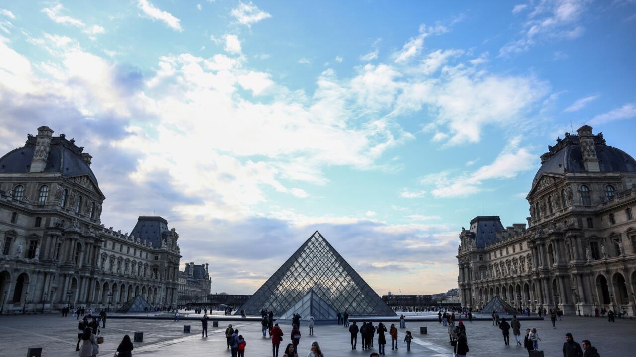Louvre Museum robbery scene in Paris