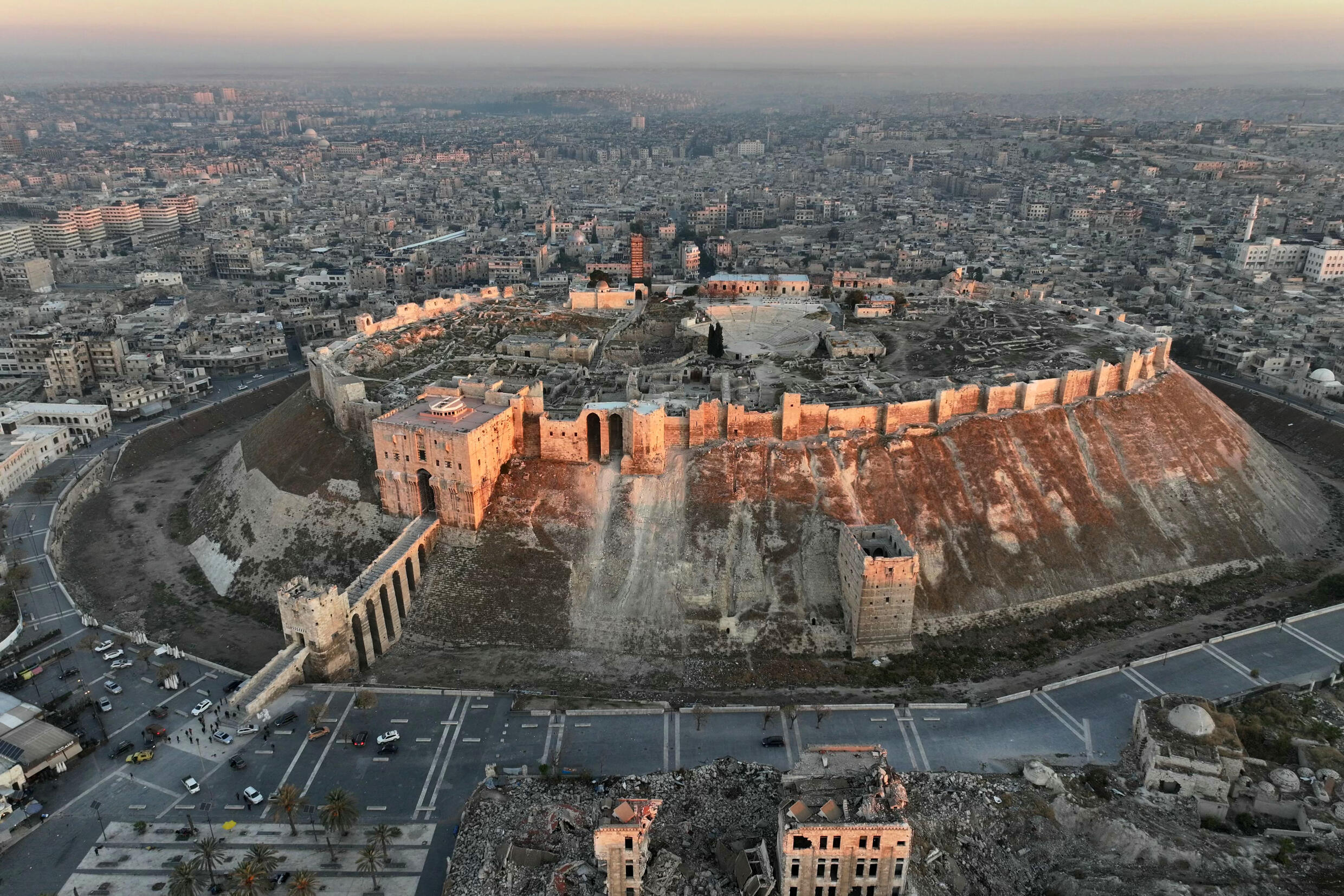 Vue aérienne de la citadelle historique d'Alep, le 30 novembre 2024