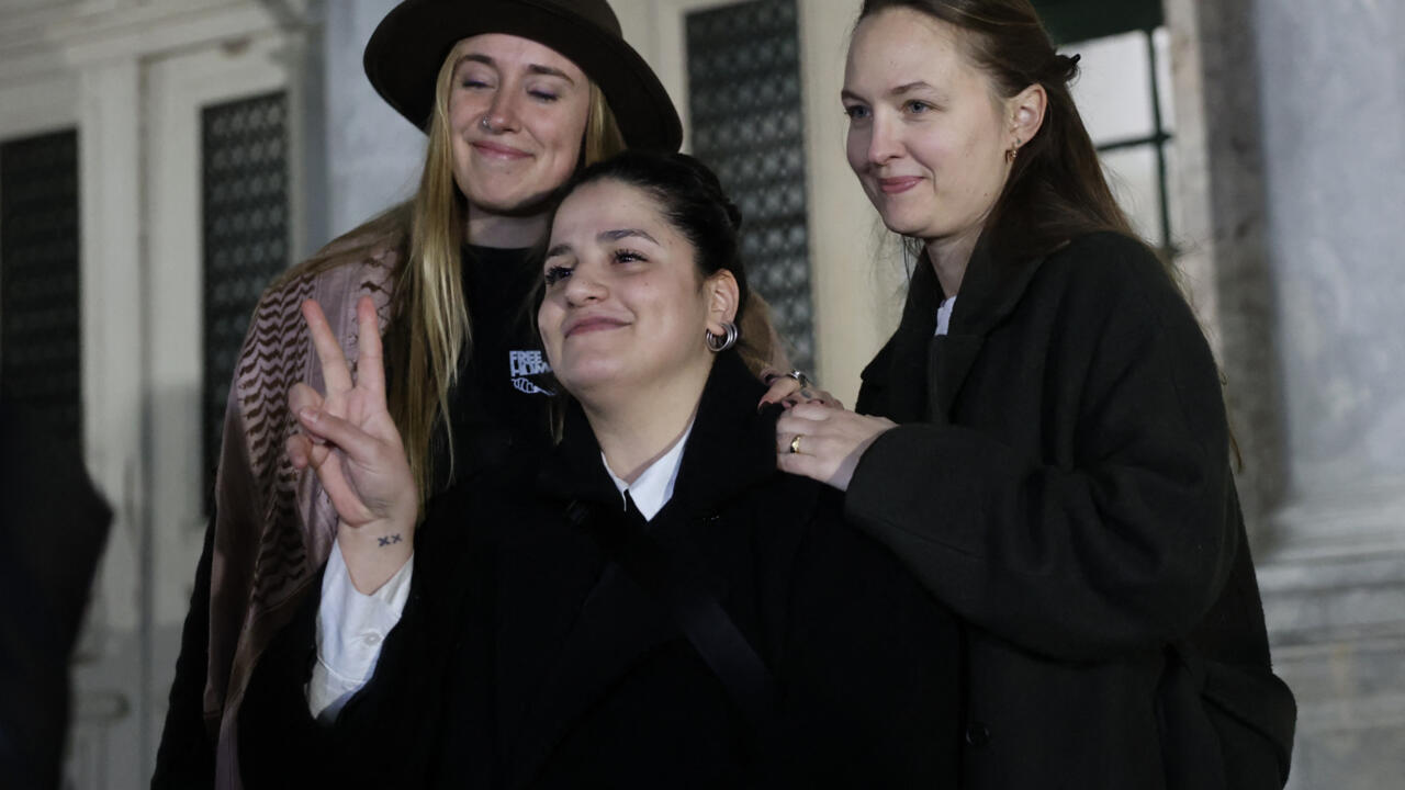 بينهم السورية سارة مارديني... القضاء اليوناني يبرئ موظفي إغاثة من اتهامات بتهريب مهاجرين