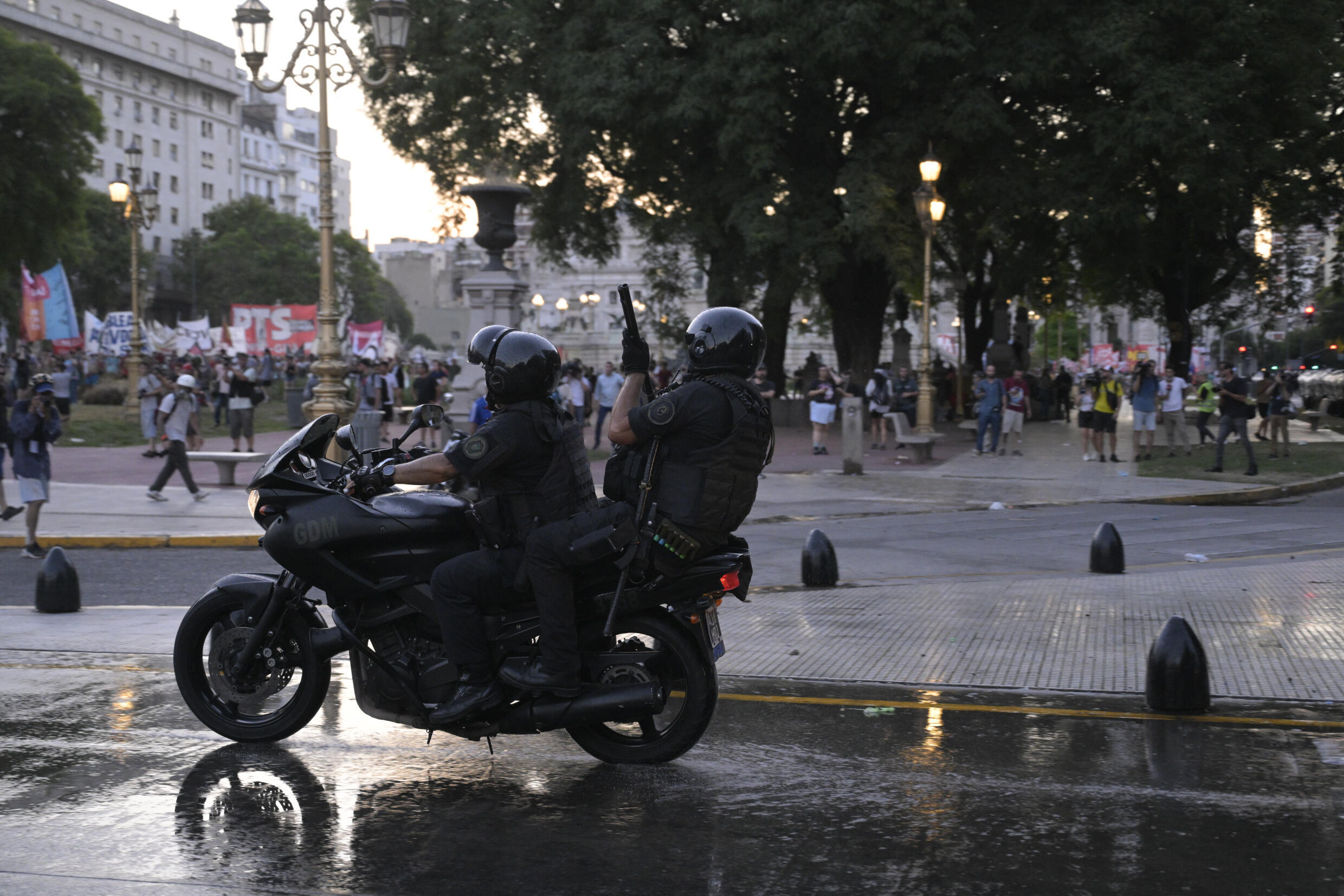 Les forces de l'ordre argentines repoussent des manifestants contre le train de réformes économiques en débat au Parlement le 1 février 2020 à Buenos Aires