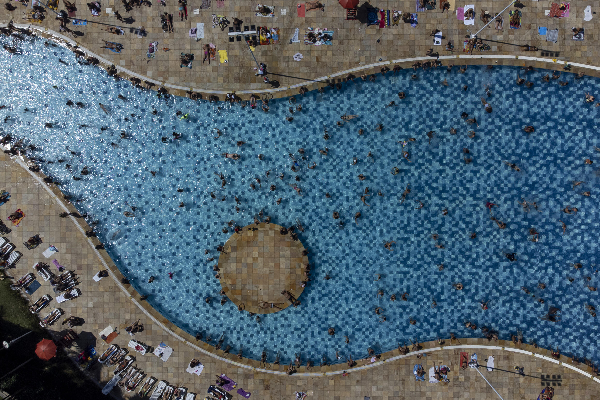 Vue aérienne d'une piscine bondée à Sao Paulo, lors d'une vague de chaleur, le 17 mars 2024 au Brésil