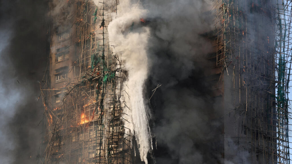Le bambou, symbole ancestral, a-t-il alimenté l'incendie dévastateur de Hong Kong ?