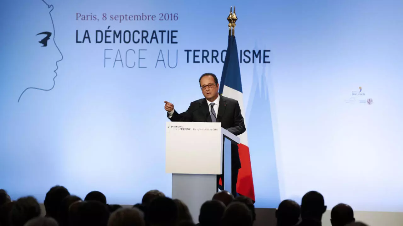 Francois Hollande Contre Le Terrorisme La Democratie Triomphera