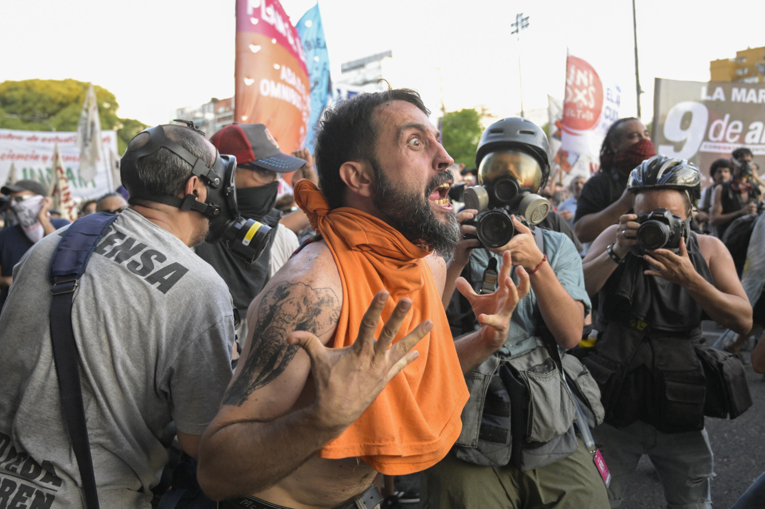 Un Argentin manifeste contre le train de réformes économiques en débat au Parlement le 1 février 2020 à Buenos Aires